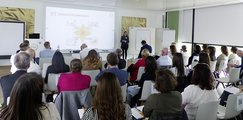 Kolleginnen und Kollegen der gfi sitzen in einem Vorlesungssaal
