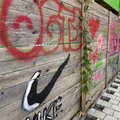 Ausschnitt mit verschiedenen Graffitis auf einem Bauzaun