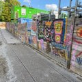 Gesamtansicht des mit Graffitis verschönerten Bauzauns.