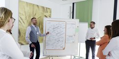 Daniel Schiller präsentiert etwas