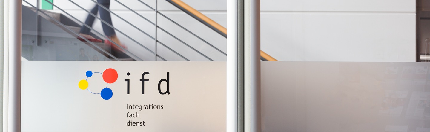 Header: Eine Frau läuft im Hintergrund die Treppe herunter. Im Vordergrund ist ein Ausschnitt einer Tür mit dem ifd Logo.