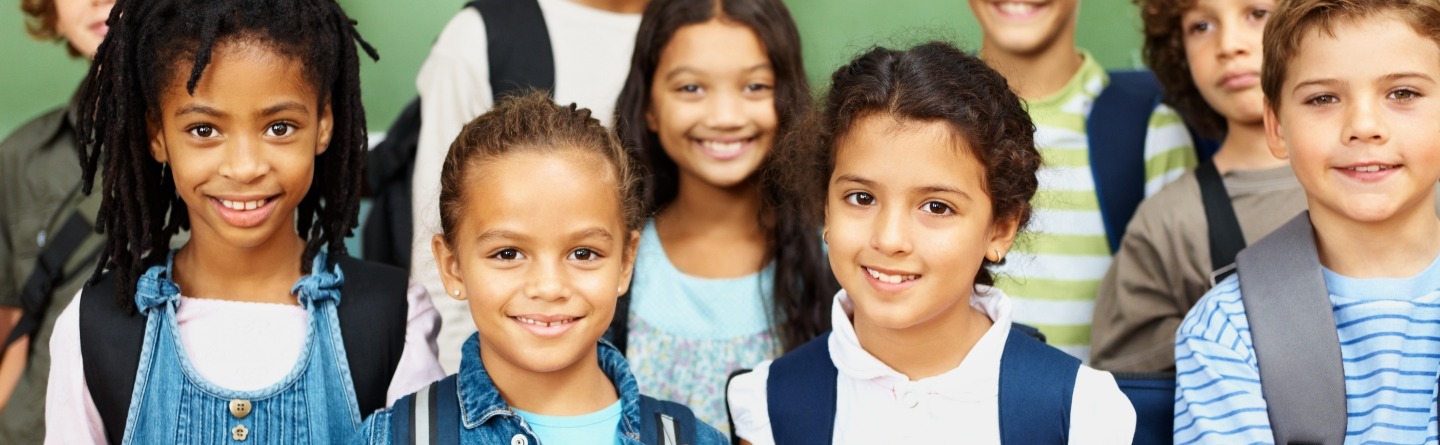 Header: Das Foto bildet ein Gruppenbild von ganz unterschiedlichen jungen Schülerinnen und Schülern ab. 