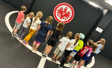 Kinder im Frankfurter Stadion während den Sommerferien 
