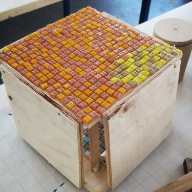 Vogelhaus aus Mosaiksteinen in der Ferienbetreuung 2025
