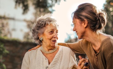 Ältere Dame mit weiblicher Person