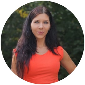 Frau mit rotem Kleid - Jasmin Emerdinger