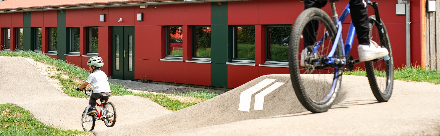 Jugendhaus jumi Gunzenhausen – Außenansicht mit Pumptrack Jugendhaus jumi in Gunzenhausen – Außenansicht