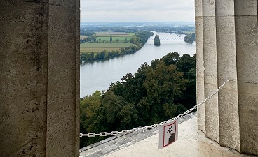 News- Foto: Man blickt von der Walhalla aus ins Tal auf die Donau