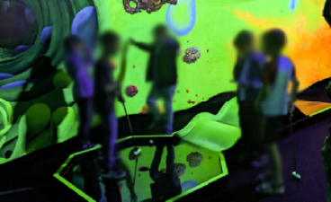 News-Foto: Die Hort-Kinder spielen Schwarzlicht-Minigolf