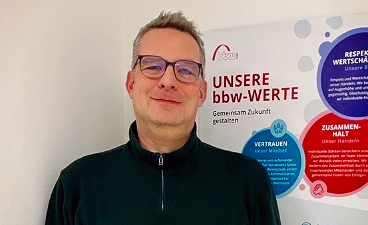 News- Foto: Der neue stellvertretende Standortleiter Clemens Schmidt posiert vor einer Wand stehend für das Foto