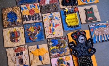 Eine Auswahl der von den Kindern der Grundschule Plinganserstraße unterschiedlich gestalteten Keramikplatten