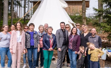Mehrere Vertreter*innen von Stadt, Land und der gfi posieren zusammen für ein Gruppenfoto.