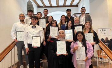 Zertifizierungsfeier der Projekte HEROES und tHERe4u im Rathaus Schweinfurt Team und Teilnehmerinnen und Teilnehmer von HEROES und tHERe4u