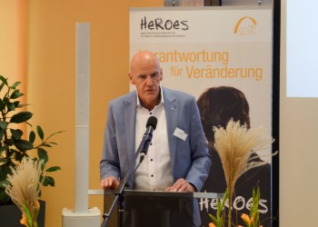 Josef Weingärtner, Geschäftsführer der gfi, hält eine Rede 