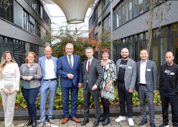 Gruppenfoto: von links nach recht Edona Gashi, Ruth Müntinga, Josef Weingärtner, Joachim Herrmann, Sebastian Remelé, Cornelia Graf, Sinan Neugebauer, Stephan Zeller, Mohammed Daoudi 