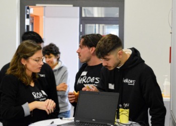 Foto von Seminarleiterin Jenny Kahl mit zwei der Schweinfurter HEROES