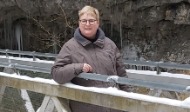 Schulbegleiterin Sabine Sprock steht auf einer Brücke im Winter.